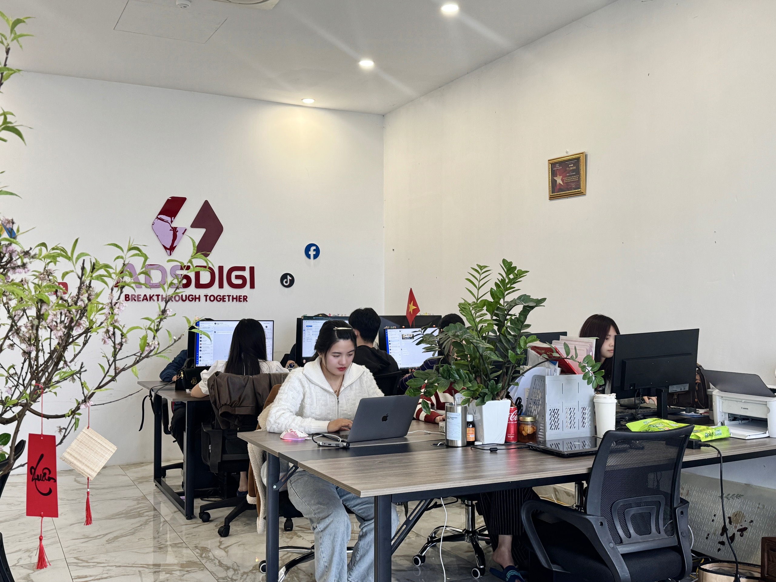 Đội ngũ nhân sự của ADSDIGI giàu kinh nghiệm và lấy sự hài lòng của khách hàng lên làm hàng đầu.